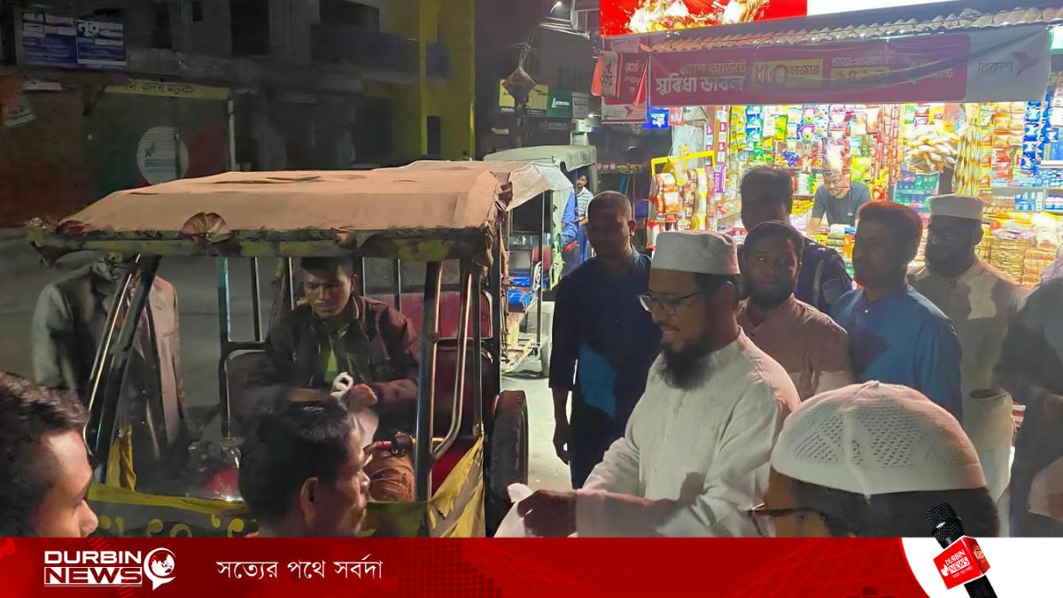রমজানে শেরপুরে অটোরিকশা চালকদের মাঝে সাহরি বিতরণ করলেন এমপি হাফেজ রাশেদুল ইসলাম রাশেদ